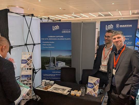 Équipe LAB présentant des solutions de traitement des fumées et de capture du CO2 lors du salon Energy from Waste London 2026