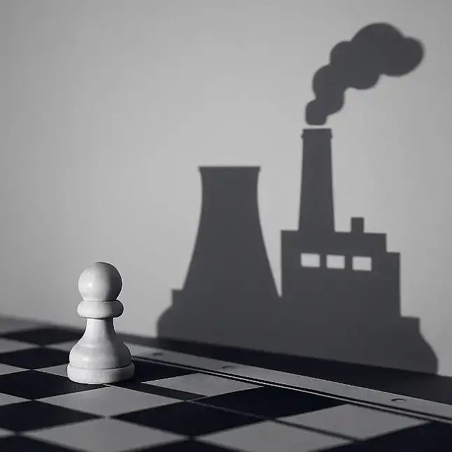 Concept de stratégie industrielle de réduction des émissions avec silhouette d’usine et traitement des fumées