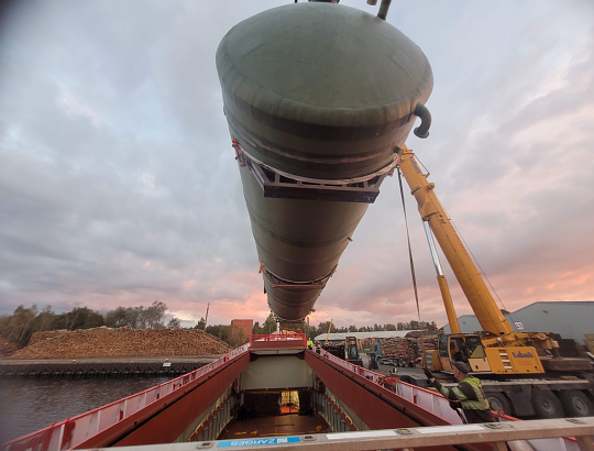 Transport eines Scrubbers zur Rauchgasreinigung für das Waste-to-Energy Projekt Komorany, verladen im Hafen Riga