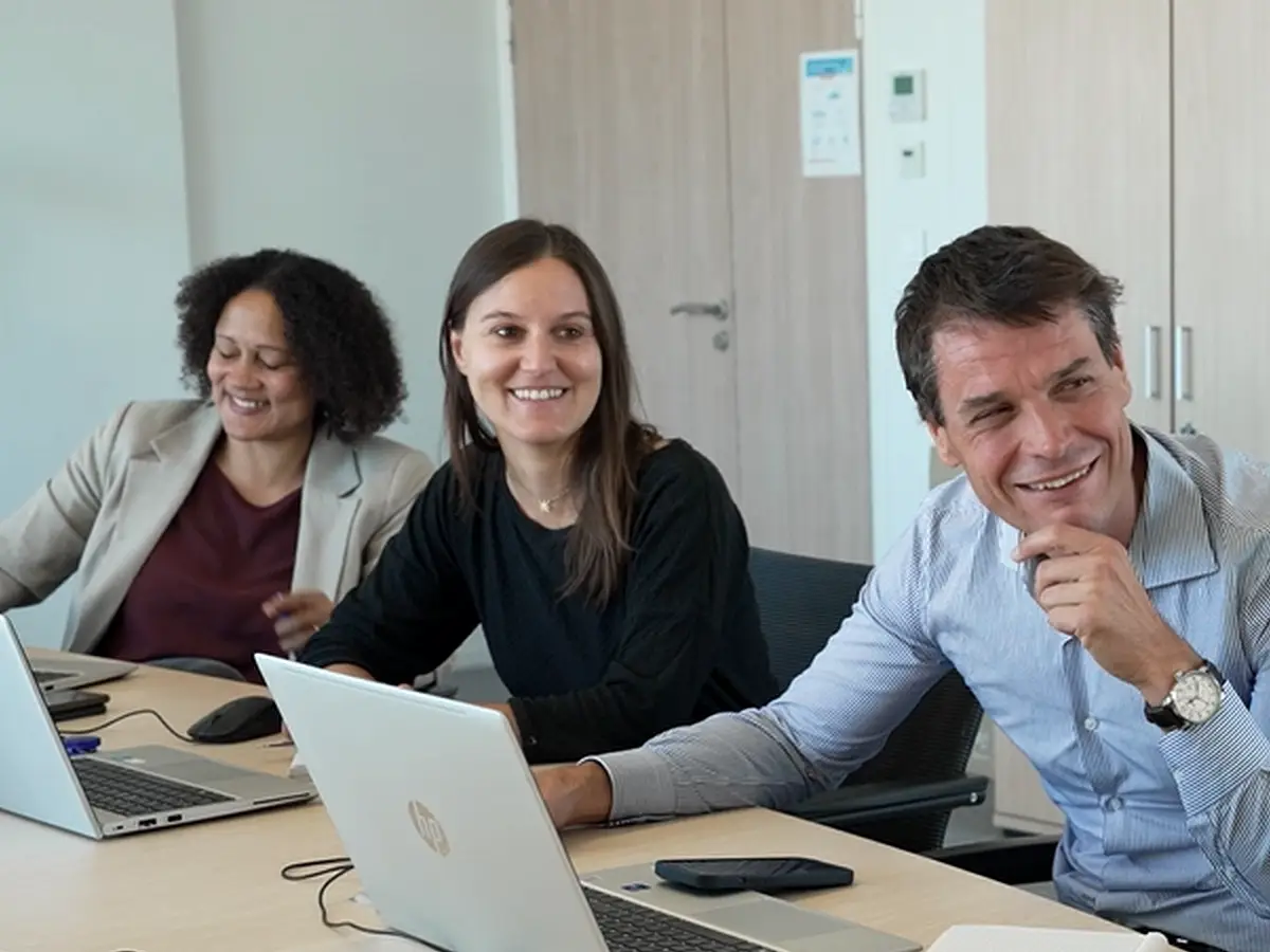 Équipe LAB collaborant dans un environnement de travail convivial et professionnel lors d’une réunion