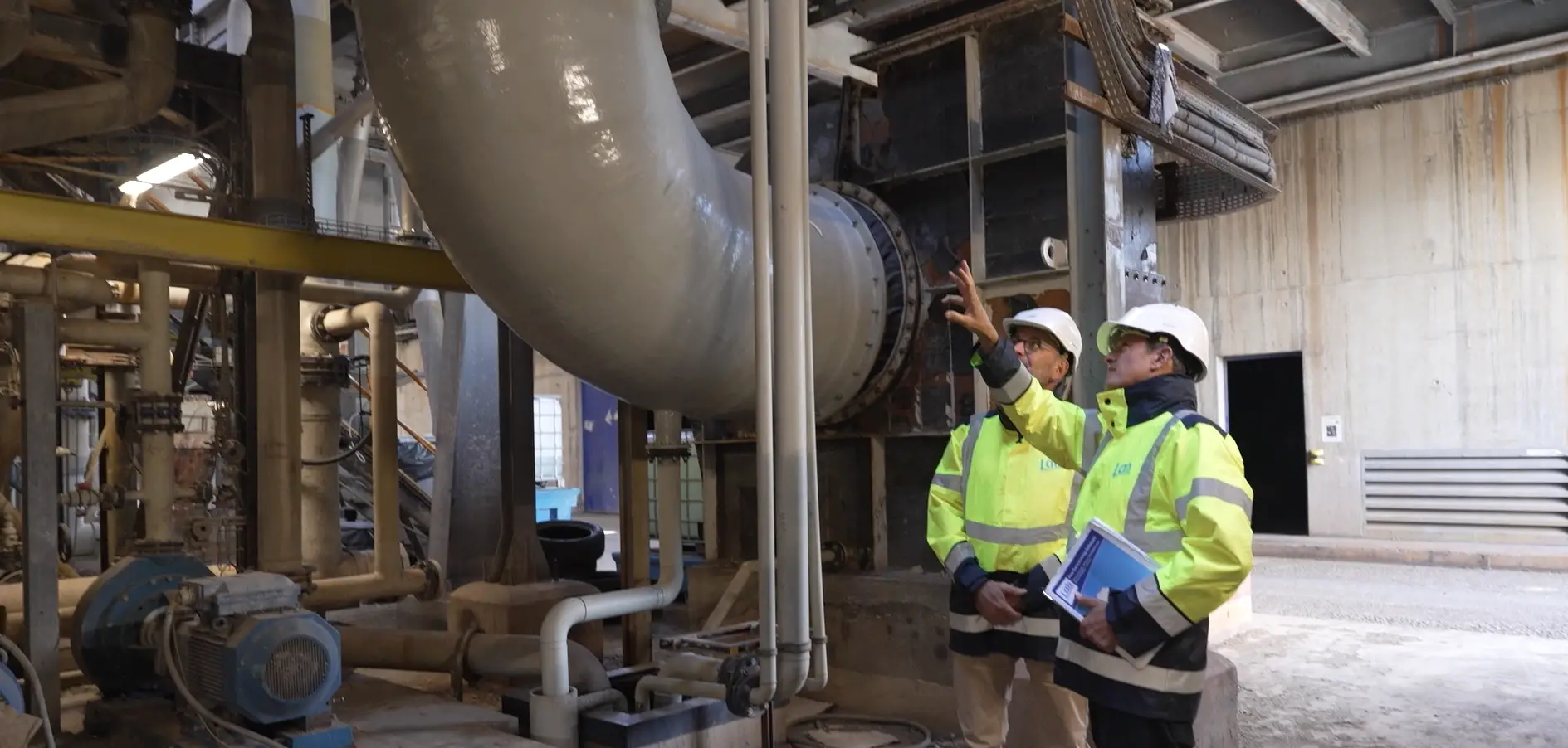 Ingénieurs LAB en inspection sur site à Lyon sur un équipement de traitement des fumées en environnement industriel