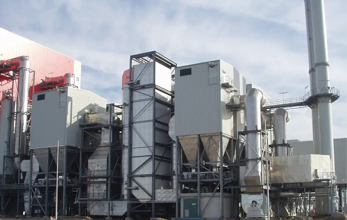 Industrieanlage in Delfzijl mit BicarLAB-, SecoLAB- und DeNOx-SCR-Technologien von LAB zur Rauchgasreinigung sowie zur Reduzierung saurer Schadstoffe und von NOx