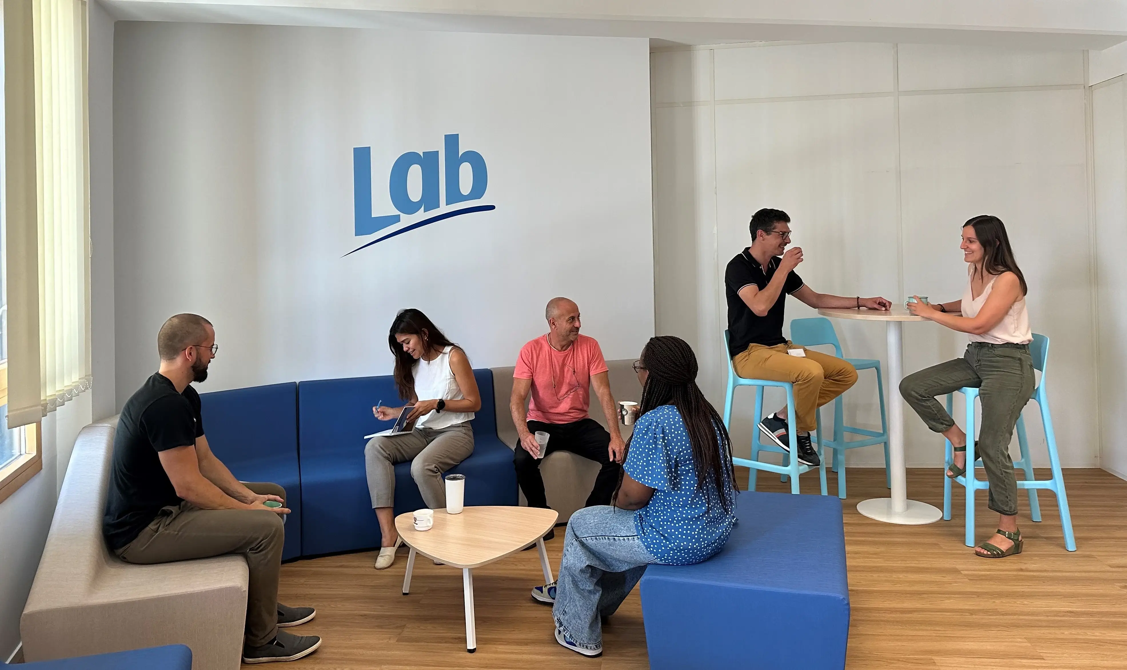 Lab cafeteria webp - Attribut alt par défaut.