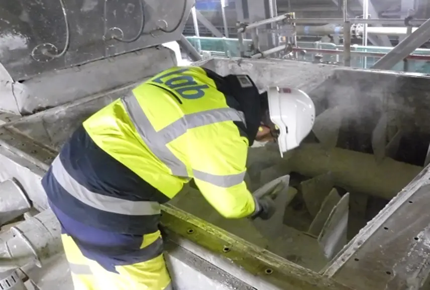 Technicien LAB réalisant une opération de maintenance industrielle sur site sur un système de traitement des fumées