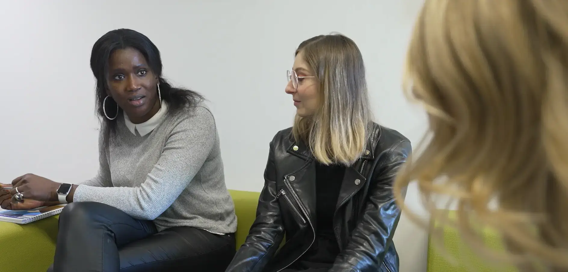 Équipe RH échangeant sur le recrutement et l’attraction de talents pour des postes en ingénierie industrielle