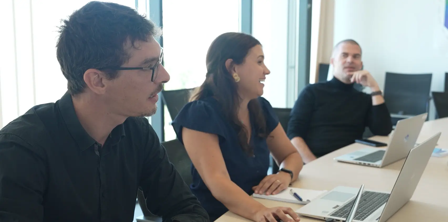 Équipe LAB en réunion d’ingénierie travaillant sur la coordination de projets industriels et des solutions techniques