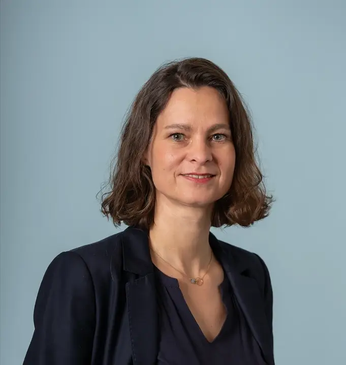 Portrait de Caroline DEMBINSKI, Responsable Juridique chez LAB, entreprise spécialisée dans le traitement des fumées